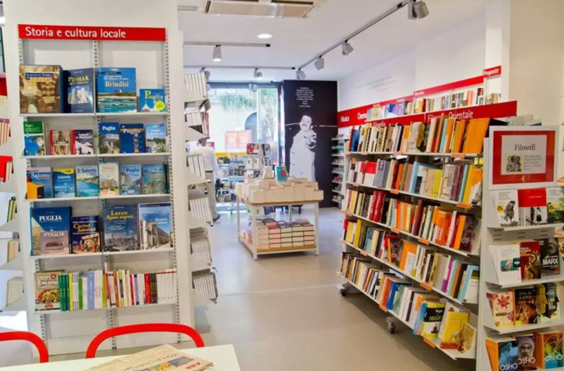Così Taranto lasciata sola a rimuginare sul passato rinasce (per ora) nei libri