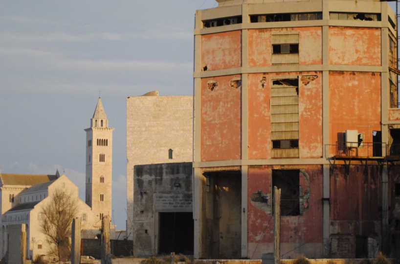 Trani, addio alla «torre rosa»: la Soprintendenza ha dato l’ok alla demolizione della vecchia cisterna