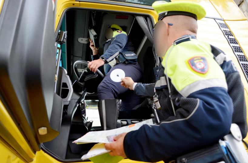 Bari, sanzione di oltre 14mila euro per un camionista alla guida da17 ore