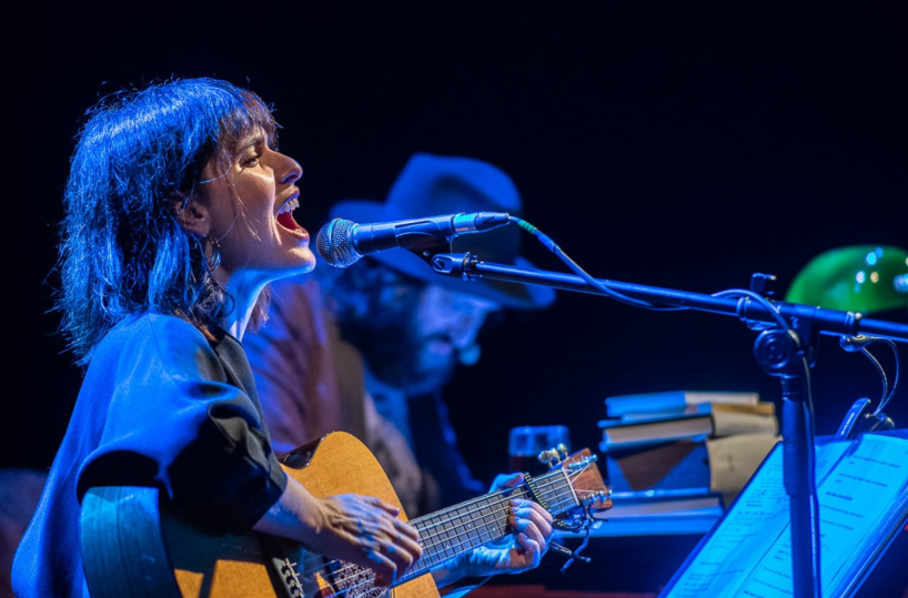 Erica Mou: «Ai miei concerti il pubblico ride, piange e canta insieme sempre nel nome dell’amore»