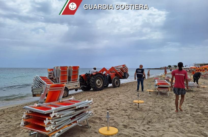 Specchiolla, il lido «sconfina» e la Guardia Costiera libera la spiaggia