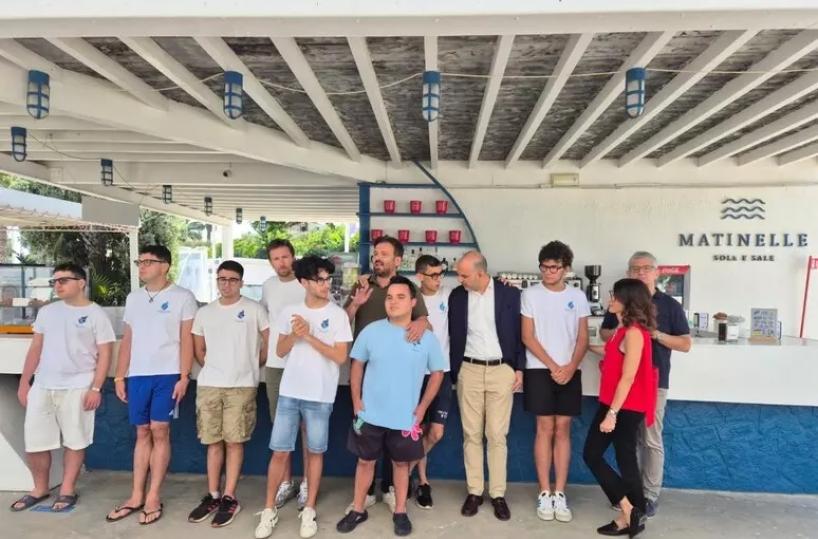 Ragazzi autistici assunti in un lido a Trani, lavoreranno al bar