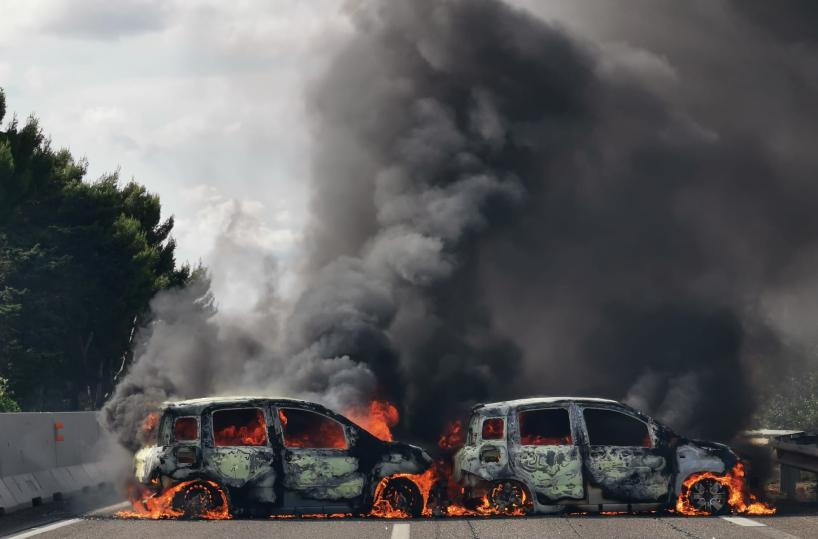 Statale 613, assalto armato a portavalori all'altezza di Torchiarolo: auto incendiate per ostacolare le forze dell'Ordine 