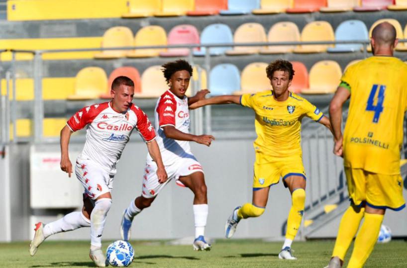 Il Bari a tutto campo, gli esuberi sono tanti e costano abbastanza: vendere, una necessità