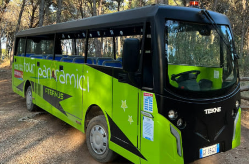Nella baia di Porto Selvaggio con la navetta elettrica ecologica
