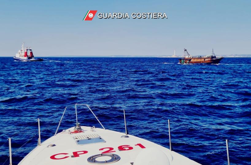 Peschereccio carico di migranti si incaglia sugli scogli: sbarco a Torre Pali, in Salento