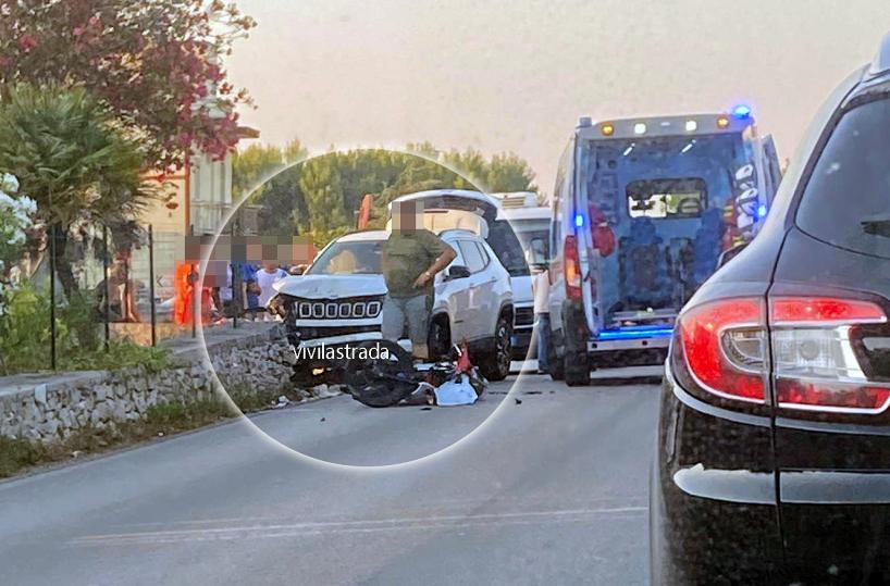 Tenta un sorpasso ma urta furgone e finisce sotto un'auto: motociclista 19enne muore nel Barese