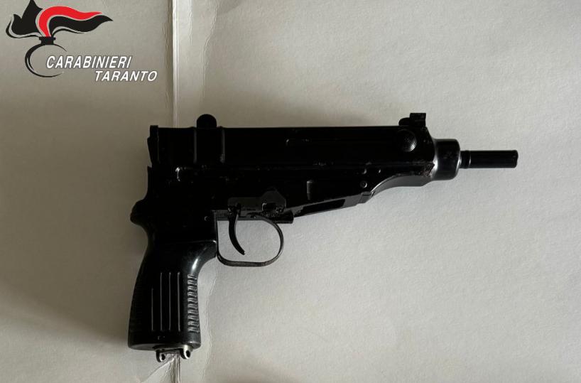 Taranto, nel baule degli addobbi di Natale nasconde cocaina e una mitraglietta: due arresti