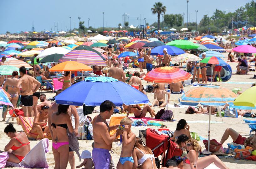 Bari, uomo di oltre 70 anni muore in spiaggia a Pane e Pomodoro fra i bagnanti: probabile malore