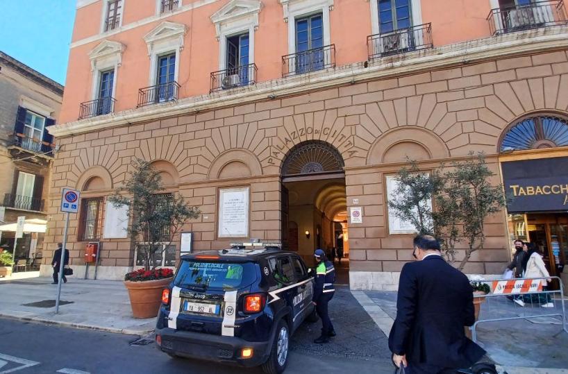 Con Leccese una «giunta cuscinetto»: in attesa del nuovo esecutivo si va avanti con il Decaro bis «ponte»