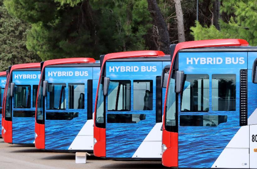 Troppe auto in doppia fila a San Vito: i bus (per poco) cambiano percorso