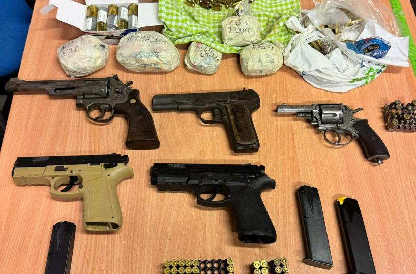 Carbonara, la polizia scopre un box con armi, munizioni e droga: arrestato 24enne