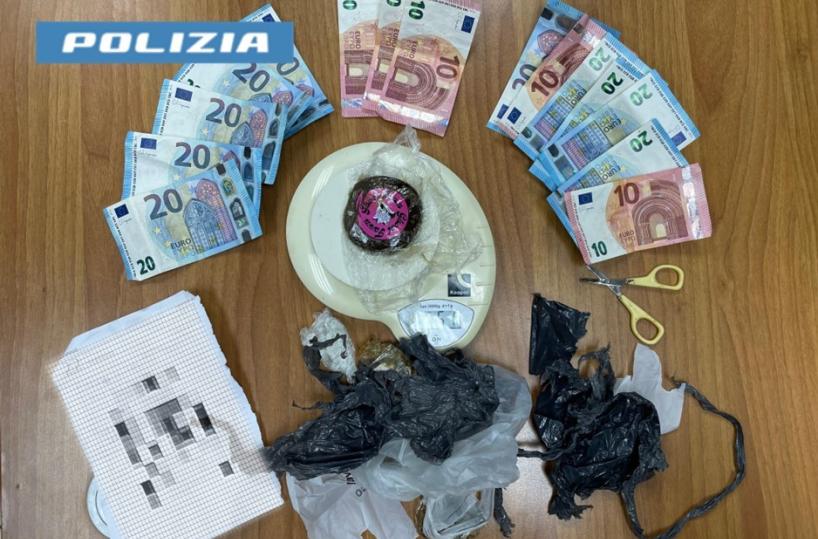 Vende droga sui social per nascondersi dalla polizia, ma gli agenti lo individuano: arrestato 20enne a Taranto