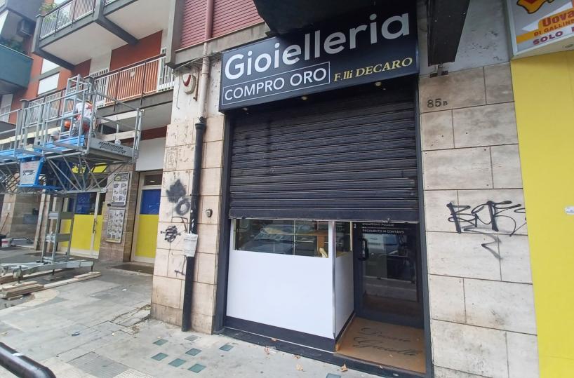 Choc a Bari, ragazzini entrano in gioielleria, immobilizzano commessa e fuggono con gli ori esposti in vetrina