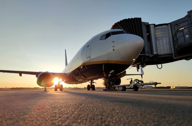 Voli Ryanair in ritardo di 4 ore per Bari e Brindisi: disagi per i passeggeri