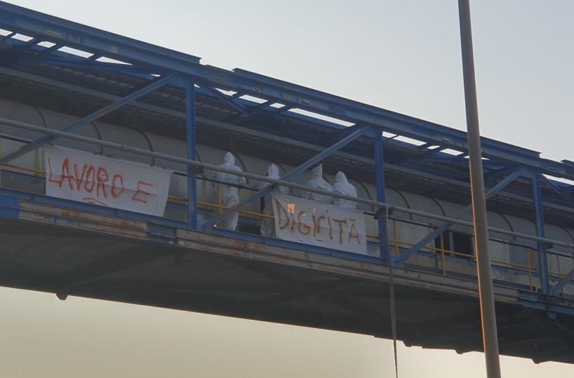 «Lavoro è dignità», a Brindisi protesta operai indotto Enel, saliti sul nastro, appesi manichini
