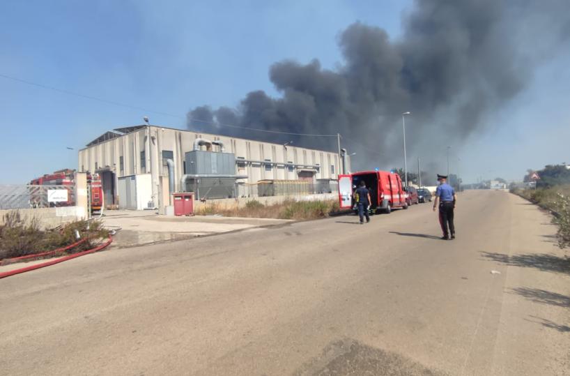 Ancora roghi in Salento: vasto incendio tra Tricase, Miggiano, Montesano Salentino e Specchia