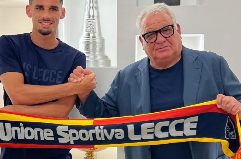 Filip Marchwiński firma con il Lecce: la stretta di mano con Corvino