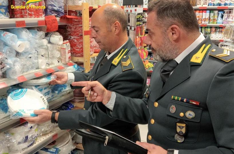 Taranto, 117mila prodotti non sicuri sequestrati: anche piatti e posate in plastica