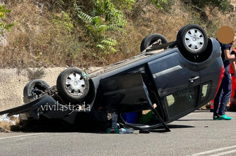 Auto si ribalta sulla Noci-Putignano: nell'impatto ferita una donna