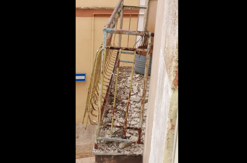 Turi, la casa abbandonata «occupata» da colombi e gatti