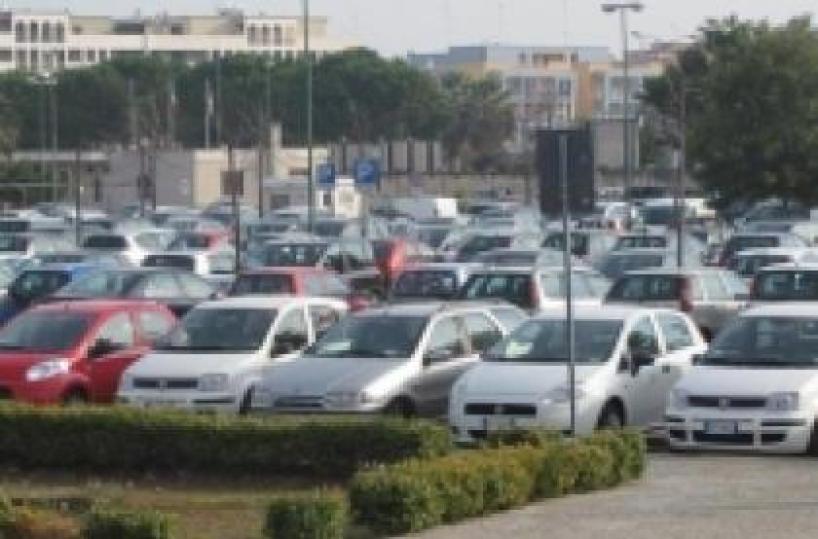 Parcheggio «selvaggio» al Fazzi l’odissea quotidiana del personale