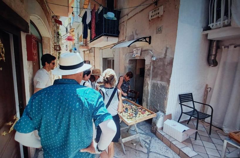 A Bari turisti e baresi assaltano le spiagge. E la Città vecchia aperta per ferie