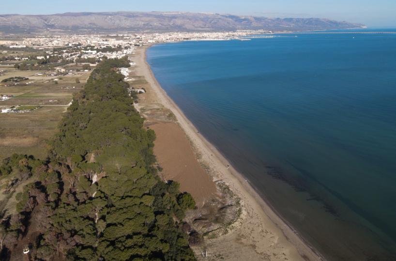 Turista muore mentre fa il bagno a Siponto, colto da malore