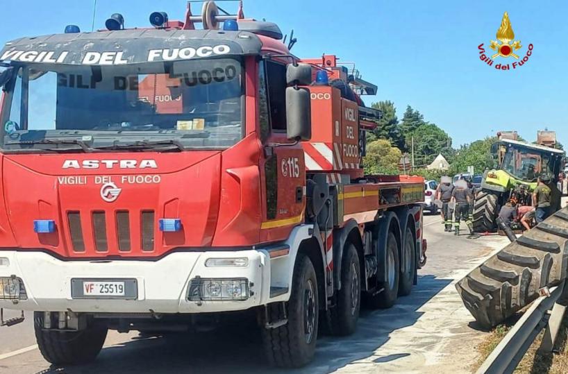 Trattore agricolo perde la ruota sulla SS172 ed esce fuori strada: il conducente sta bene