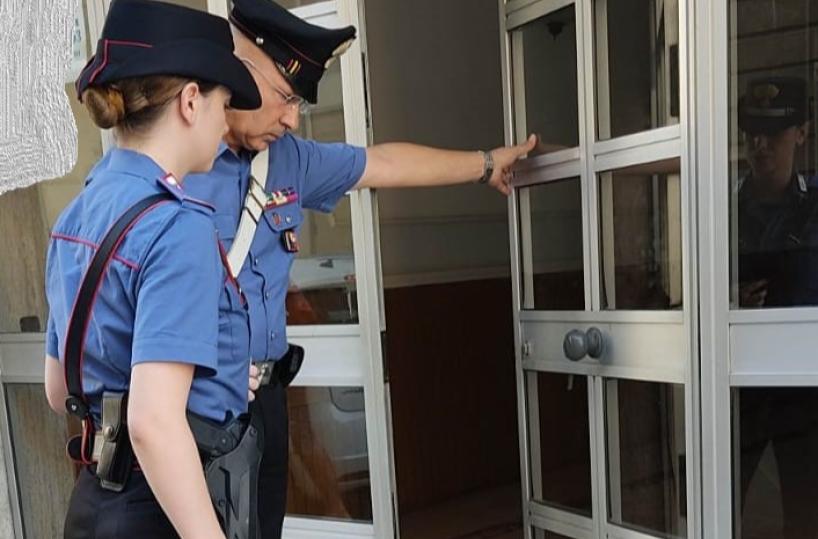 Danneggia un portone e l'auto dei Carabinieri a Massafra, arrestato 31enne: era stato scarcerato il giorno prima