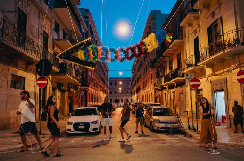 Bari, nel quartiere Madonnella «Il mattino ha Lory in bocca»: torna l'arte sui balconi