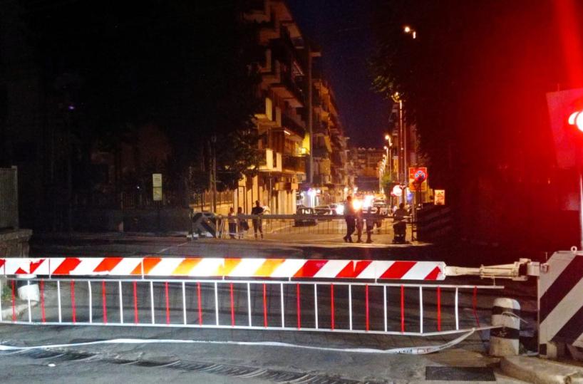 Trani, forzano le barriere e il passaggio a livello va in tilt