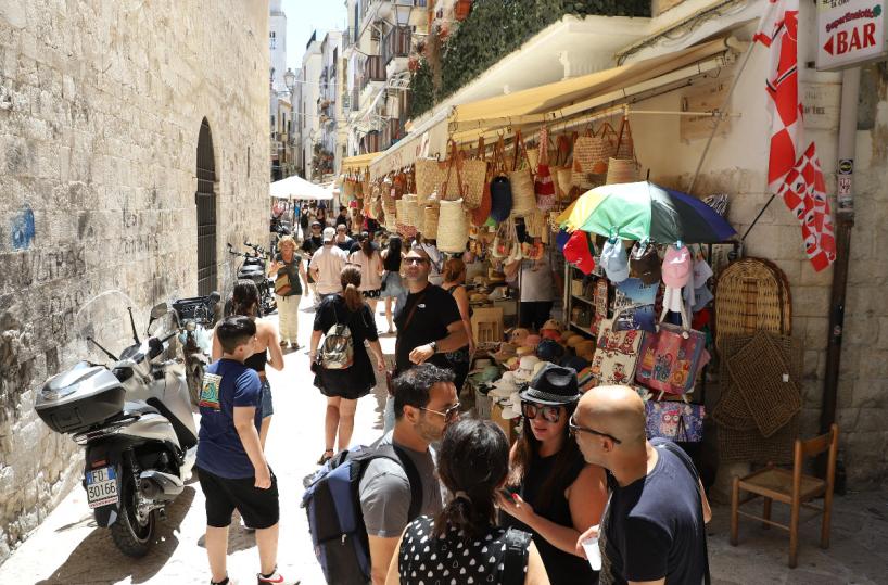 Nelle contrade pugliesi risuonò il grido: «Mamma, il turista»
