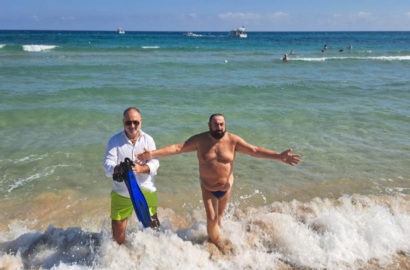 Monopoli, ad 85 anni maratona di nuoto in mare per dire «No alla violenza contro le donne» 