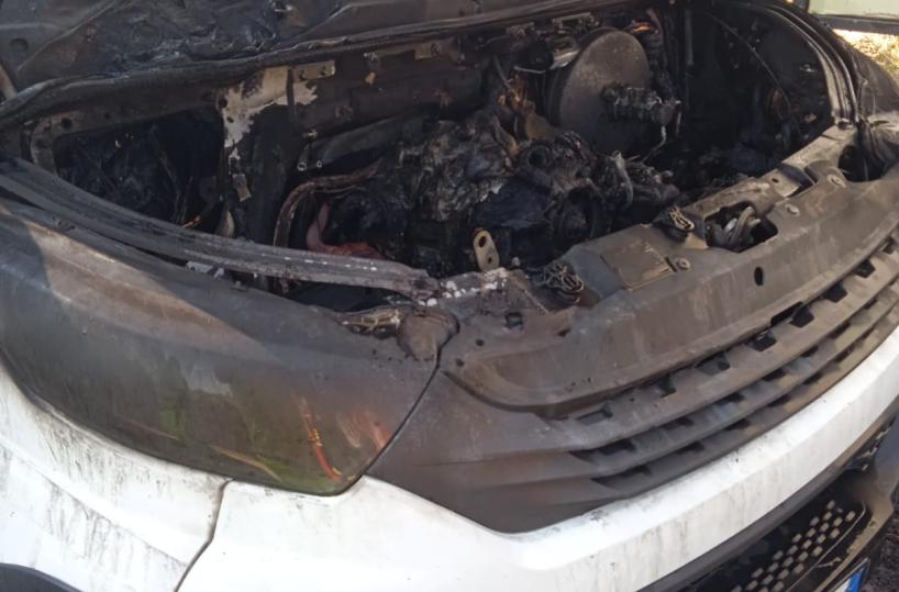 Paura a Gemini, mezzo della raccolta rifiuti prende fuoco per strada