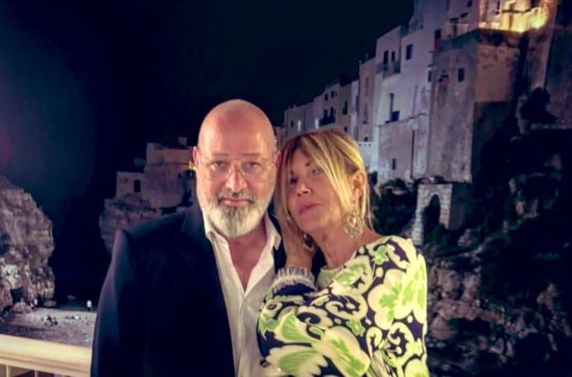 La notte di Polignano, «uno dei luoghi più suggestivi al mondo», incanta Stefano Bonaccini e signora