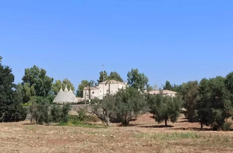Giorgia Meloni in vacanza a Ceglie Messapica, relax e piscina