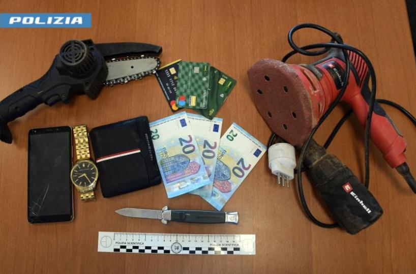 In giro a Gallipoli con coltello nei boxer e attrezzi per il furto, scappa davanti ai poliziotti: arrestato
