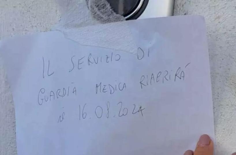 Guardia medica sul Gargano chiusa, l'annuncio con un cartello: "Riapriamo dopo Ferragosto"
