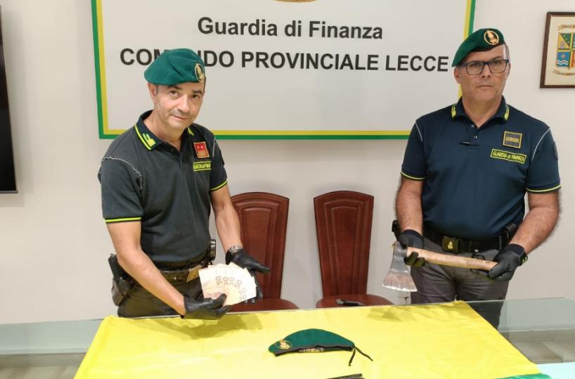 Melendugno, pagavano la vacanza con banconote false: denunciati due campani. In auto anche ascia e coltello