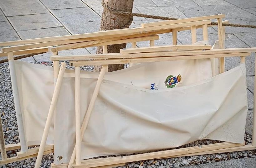 Potenza, le sdraio in piazza rotte e rubate dopo soli due giorni dall'installazione