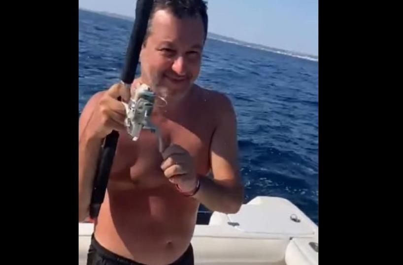 Salvini sedotto da Gallipoli: «Mare, sole, amici, musica, e pesci mica male»