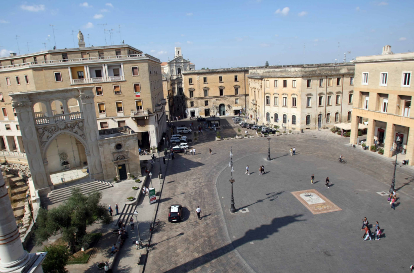Lecce, piazza Sant’Oronzo si fa bella per l’imminente festa patronale