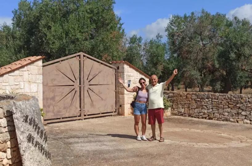 «Voglio vedere Giorgia», pensionato si fa selfie davanti a masseria Ceglie che ospita Meloni