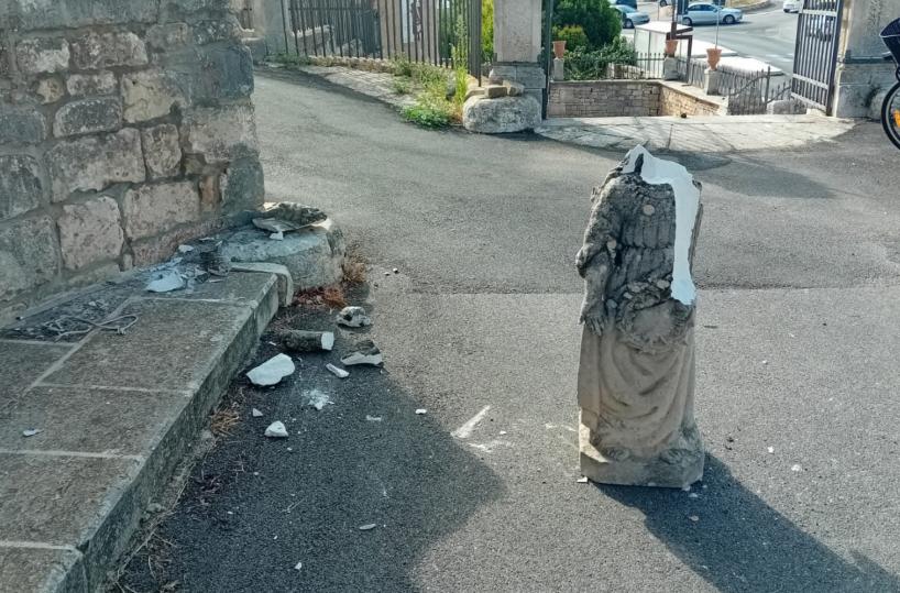 Martina Franca, furto finisce male: tentano di portar via la statua, ma cade e si distrugge