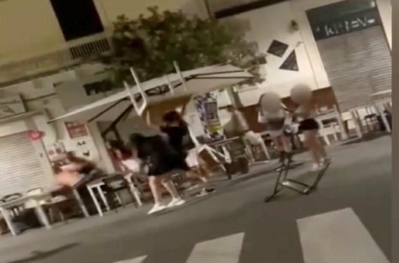 Maxi rissa di giovani a Vieste con lanci di sedie e tavoli, il sindaco: «Violenza inaccettabile»