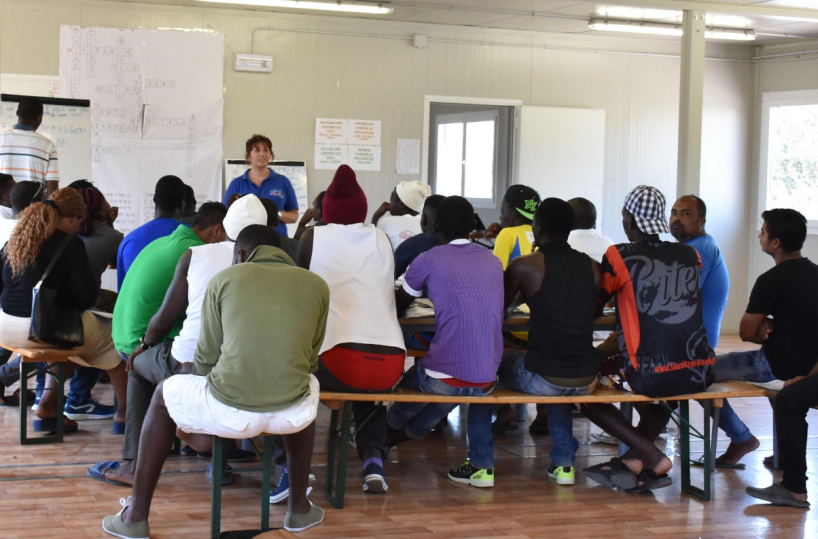 Quella sinistra benestante che ama i migranti ma snobba l’integrazione