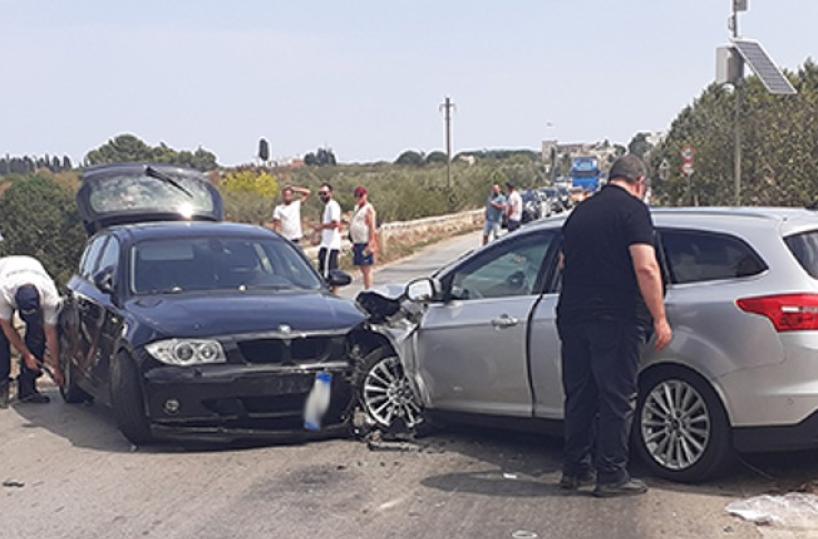 Sp 84, incidente fra 3 auto: 5 feriti. Il guard rail ferma il volo nel viadotto di Lama San Giorgio di una delle vetture 