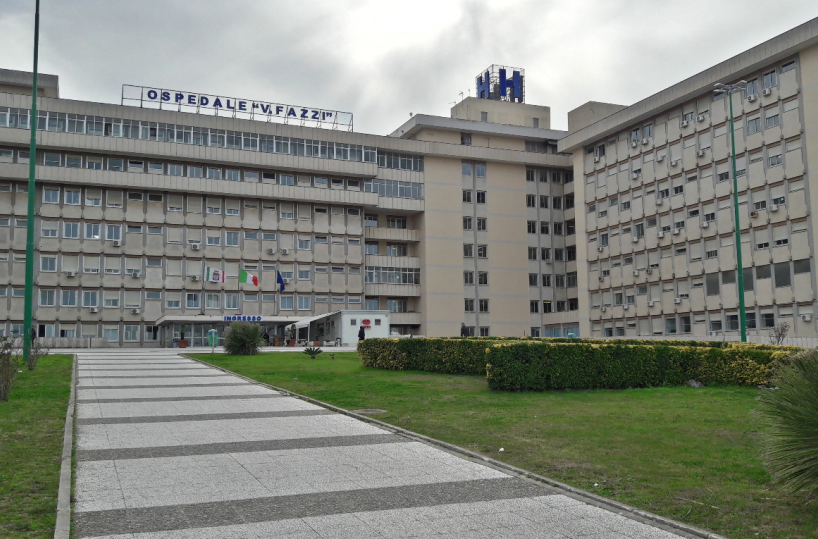 Lecce, 56enne muore al «Fazzi». L'accusa dei parenti: «È colpa della Legionella»