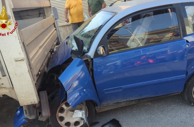 Putignano, auto si schianta contro camion parcheggiato: coppia di anziani grave in ospedale